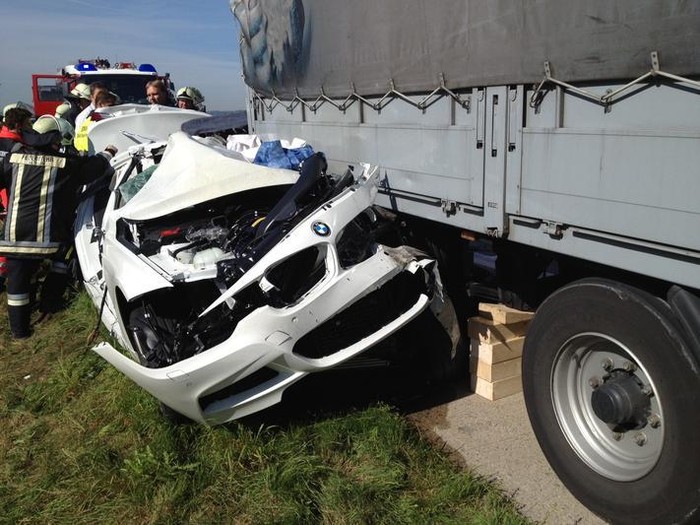 Vụ tai nạn đã khiến cho tài xế 45 tuổi tử vong tại chỗ và chiếc BMW thử nghiệm thì “nát bươm”.